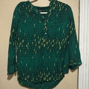 Blouse long sleeve with one front pocket and the button